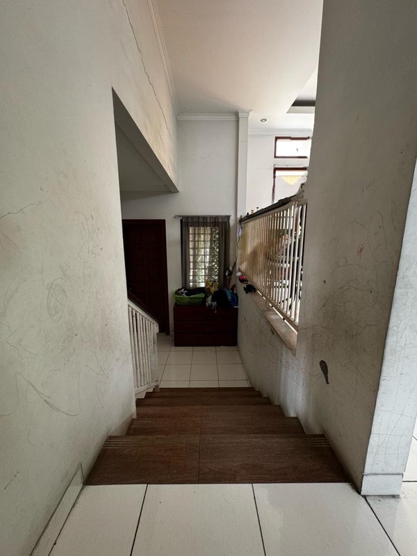Rumah Besar 2 Lantai Ciputat - LT 217 m², Dekat Kampus & Kuliner, SHM, Harga Nego!