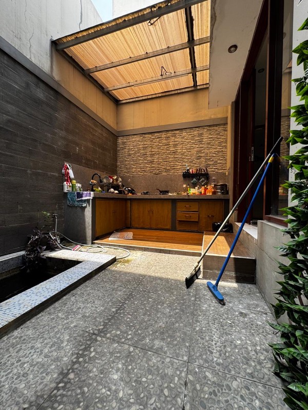 Rumah Besar 2 Lantai Ciputat - LT 217 m², Dekat Kampus & Kuliner, SHM, Harga Nego!