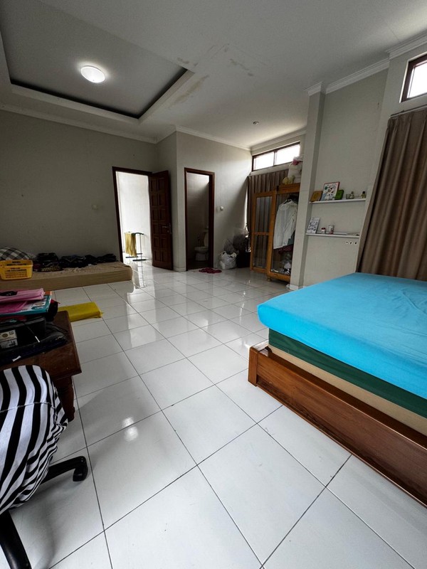 Rumah Besar 2 Lantai Ciputat - LT 217 m², Dekat Kampus & Kuliner, SHM, Harga Nego!