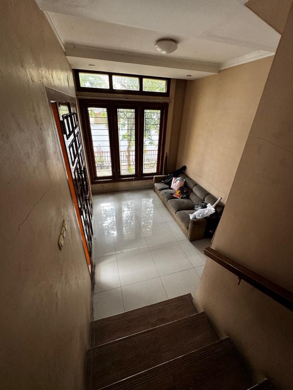 Rumah Besar 2 Lantai Ciputat - LT 217 m², Dekat Kampus & Kuliner, SHM, Harga Nego!