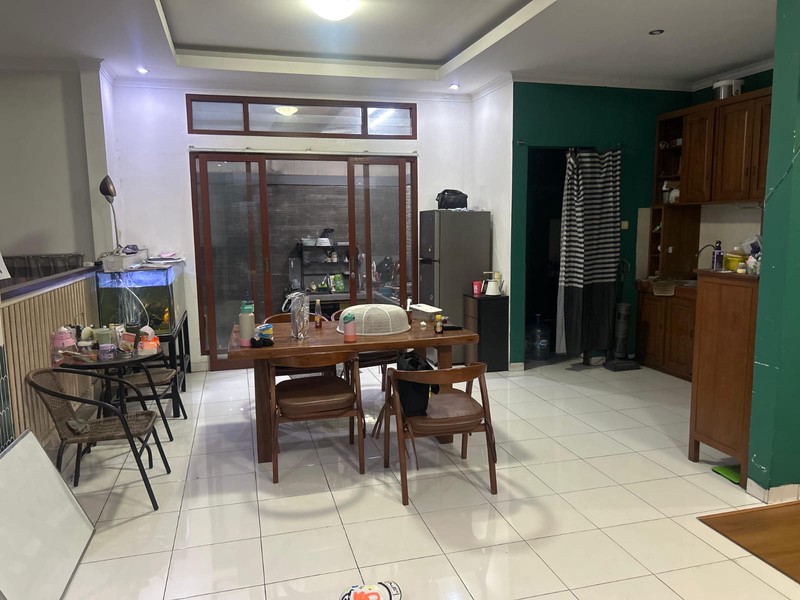 Rumah Besar 2 Lantai Ciputat - LT 217 m², Dekat Kampus & Kuliner, SHM, Harga Nego!