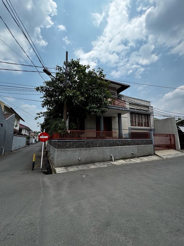 Dijual Rumah Besar 2 Lantai Ciputat - LT 217 m², Dekat Kampus & Kuliner, SHM, Harga Nego!