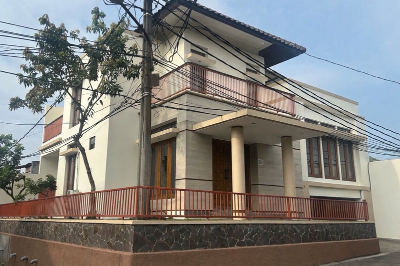 Dijual Rumah Besar 2 Lantai Ciputat - LT 217 m², Dekat Kampus & Kuliner, SHM, Harga Nego!