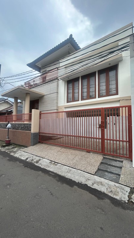 Dijual Rumah Besar 2 Lantai Ciputat - LT 217 m², Dekat Kampus & Kuliner, SHM, Harga Nego!