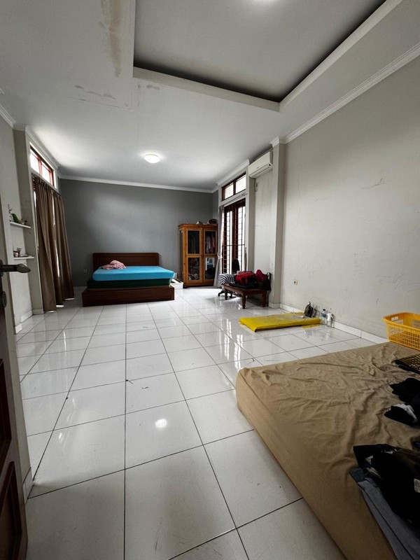 Dijual Rumah Besar 2 Lantai Ciputat - LT 217 m², Dekat Kampus & Kuliner, SHM, Harga Nego!