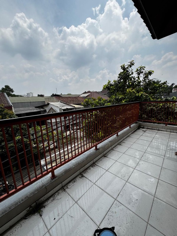 Dijual Rumah Besar 2 Lantai Ciputat - LT 217 m², Dekat Kampus & Kuliner, SHM, Harga Nego!