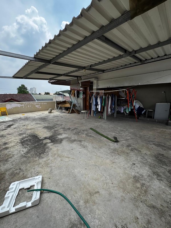 Dijual Rumah Besar 2 Lantai Ciputat - LT 217 m², Dekat Kampus & Kuliner, SHM, Harga Nego!