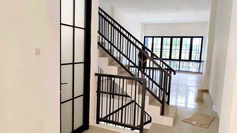 Disewakan 2 Unit Jejer Ruko Baru 3 Lantai Surabaya Barat di Jalan Raya Darmo Baru Barat - Sukomanunggal -Dekat Hr Muhammad, Madame Chang Darmo Permai Timur ,Akses Tol Satelit