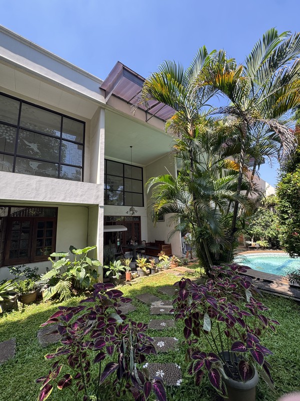 Rumah Mewah Dijual di Pejaten Barat - Tanah 1.104 m², Kolam Renang & Taman Luas | Private Luxury Living