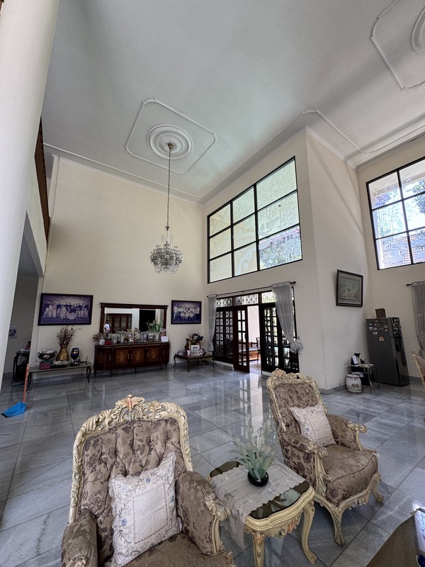 Rumah Mewah Dijual di Pejaten Barat - Tanah 1.104 m², Kolam Renang & Taman Luas | Private Luxury Living