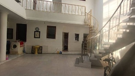 Dijual Rumah Luas Strategis Full Furnish Siap Huni di Manyar Kertoadi 