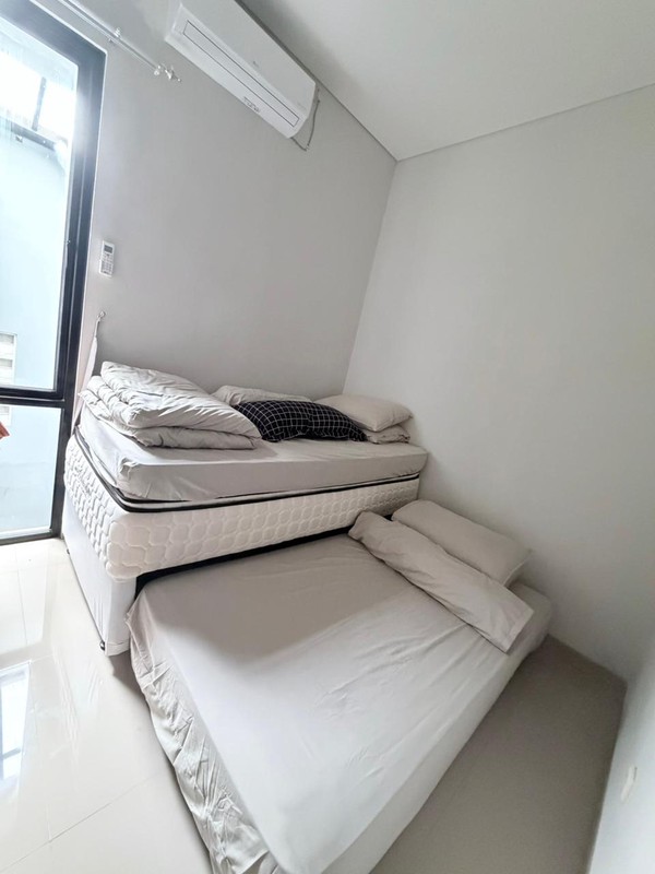 Jual Murah! Rumah 2 Lantai Graha Raya - 3 KT, Full Fitur, Siap Huni, Harga Nego!