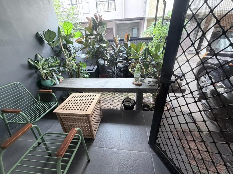 Jual Murah! Rumah 2 Lantai Graha Raya - 3 KT, Full Fitur, Siap Huni, Harga Nego!