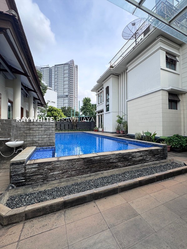 Rumah Mewah 3 Bangunan Lokasi Strategis Area Cilandak Barat