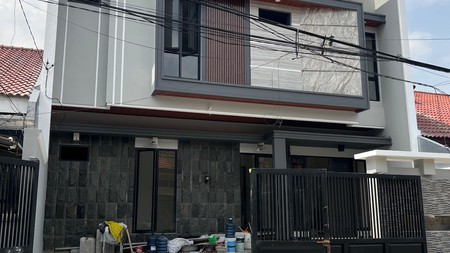 Rumah Baru Manyar Jaya Praja Tengah kota Surabaya