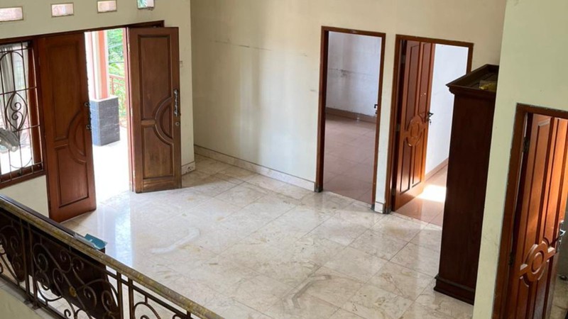 Rumah 3 Lantai 5 Kamar Tidur Dijual di Pengadegan Pancoran Jaksel 