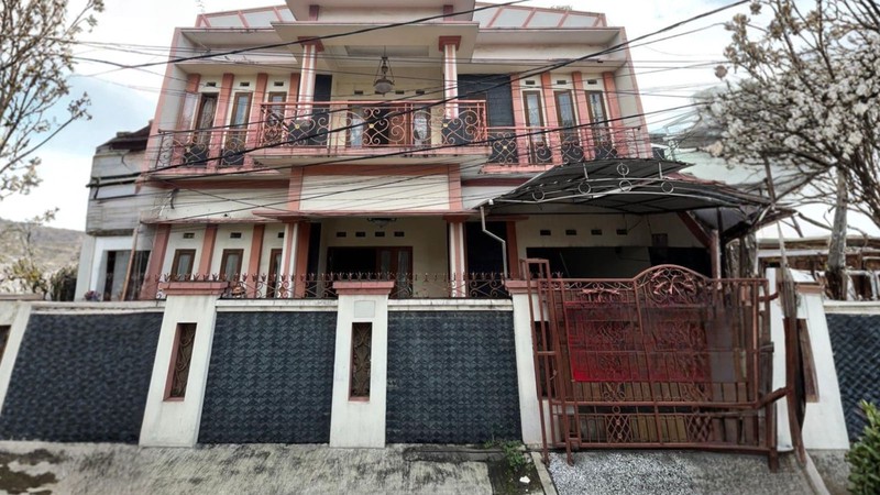 Rumah 3 Lantai 5 Kamar Tidur Dijual di Pengadegan Pancoran Jaksel 