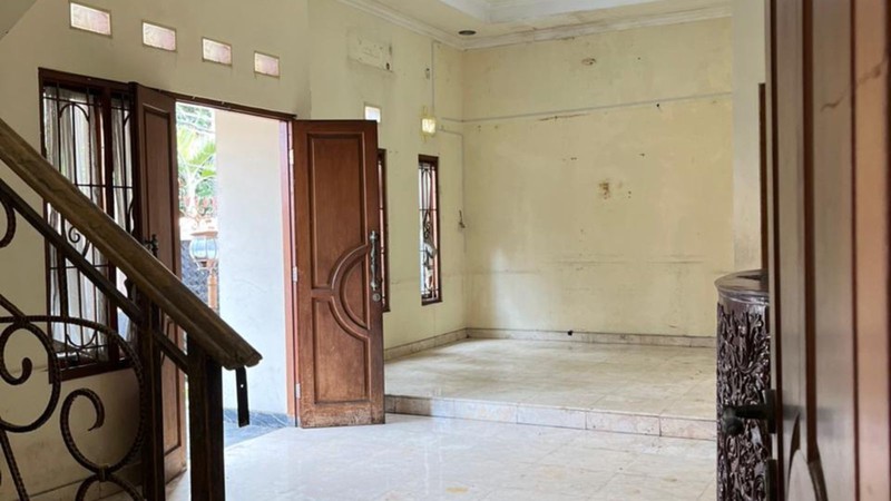 Rumah 3 Lantai 5 Kamar Tidur Dijual di Pengadegan Pancoran Jaksel 