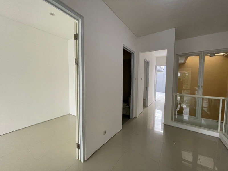 DISEWAKAN RUMAH MEWAH ROYAL RESIDENCE WIYUNG - SIAP HUNI, FULL AC, CARPORT 2 MOBIL, NEGO!