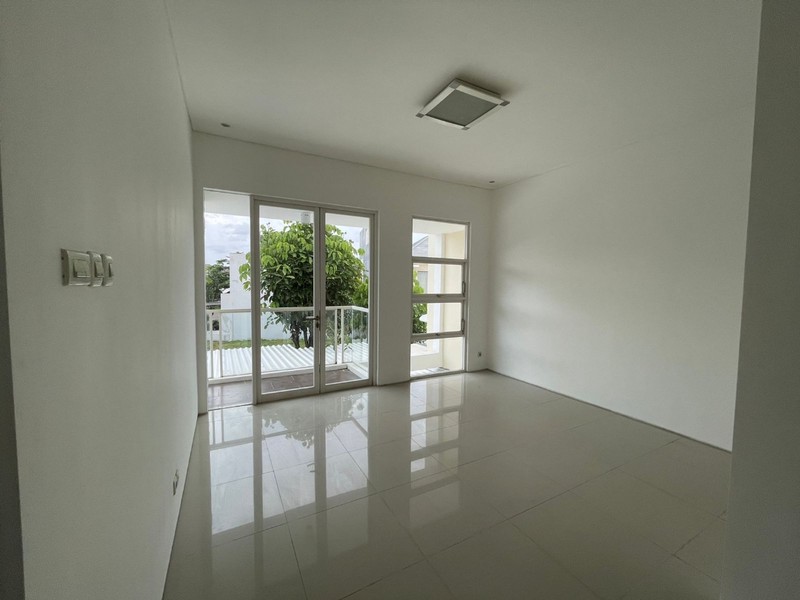 DISEWAKAN RUMAH MEWAH ROYAL RESIDENCE WIYUNG - SIAP HUNI, FULL AC, CARPORT 2 MOBIL, NEGO!