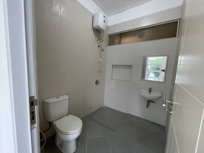 DISEWAKAN RUMAH MEWAH ROYAL RESIDENCE WIYUNG - SIAP HUNI, FULL AC, CARPORT 2 MOBIL, NEGO!