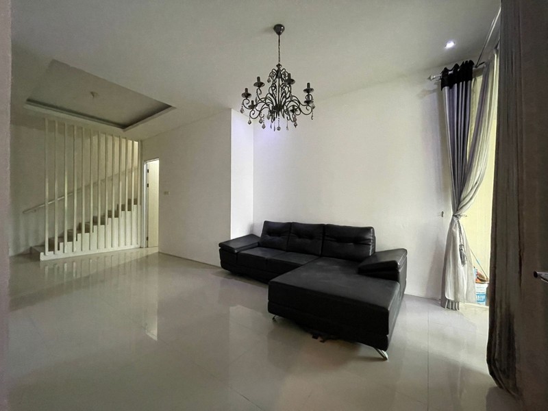 DISEWAKAN RUMAH MEWAH ROYAL RESIDENCE WIYUNG - SIAP HUNI, FULL AC, CARPORT 2 MOBIL, NEGO!