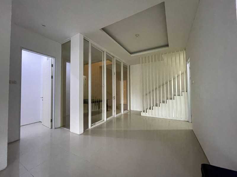 DISEWAKAN RUMAH MEWAH ROYAL RESIDENCE WIYUNG - SIAP HUNI, FULL AC, CARPORT 2 MOBIL, NEGO!