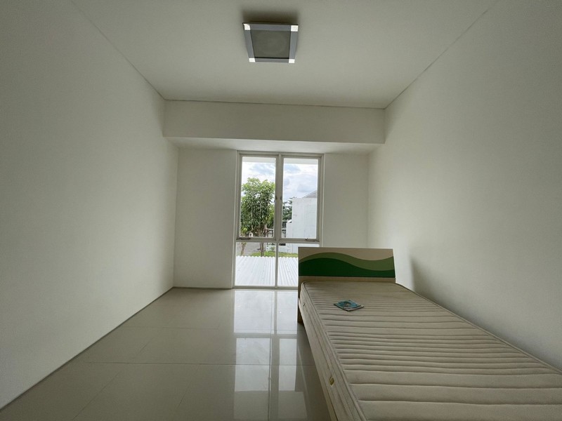 DISEWAKAN RUMAH MEWAH ROYAL RESIDENCE WIYUNG - SIAP HUNI, FULL AC, CARPORT 2 MOBIL, NEGO!