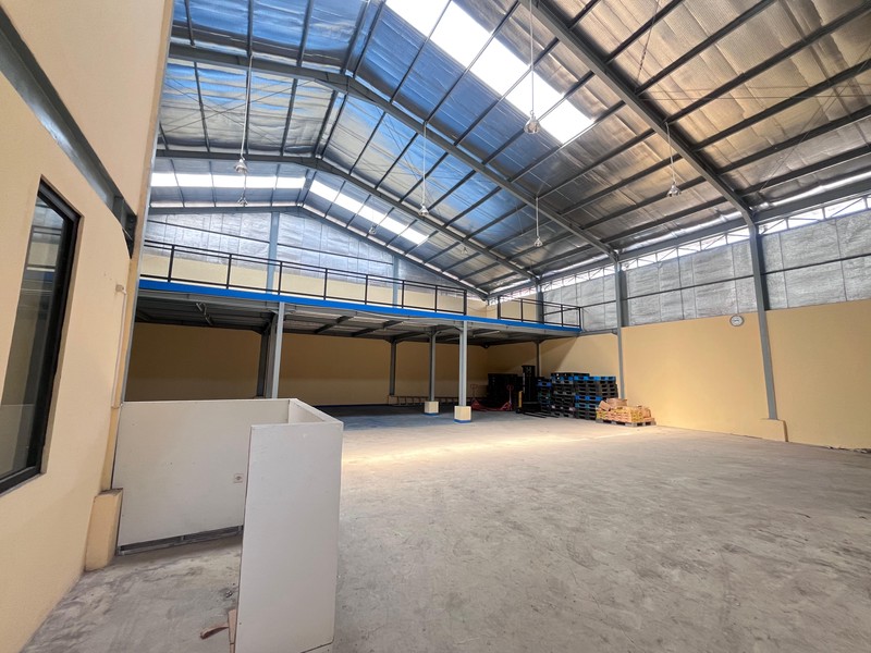 Gudang baru siap operasional, bisa masuk tronton 40 ft di pinggir jalan raya Tole Iskandar Depok Jawa Barat