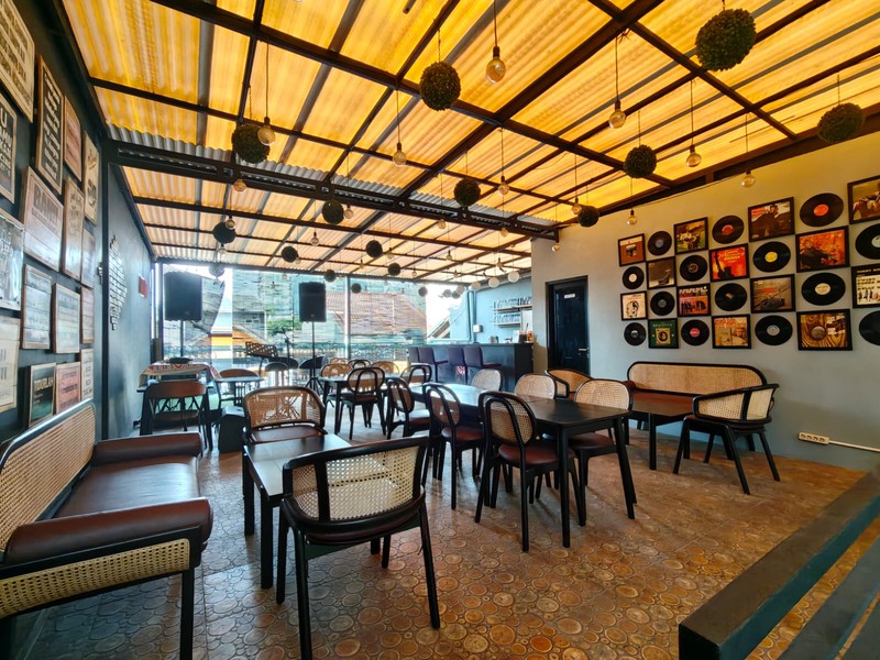 DIJUAL - Tempat Usaha di Kemang Selatan Pinggir jalan, Lokasi Sangat Strategis untuk Usaha & Bangunan Bagus 