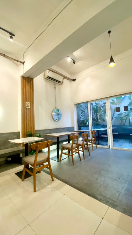Rumah sewa strategis cocom untuk Coffe Shop dan office di Senayan Bintaro