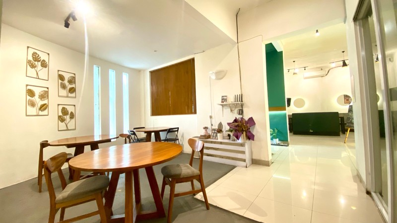 Rumah sewa strategis cocom untuk Coffe Shop dan office di Senayan Bintaro