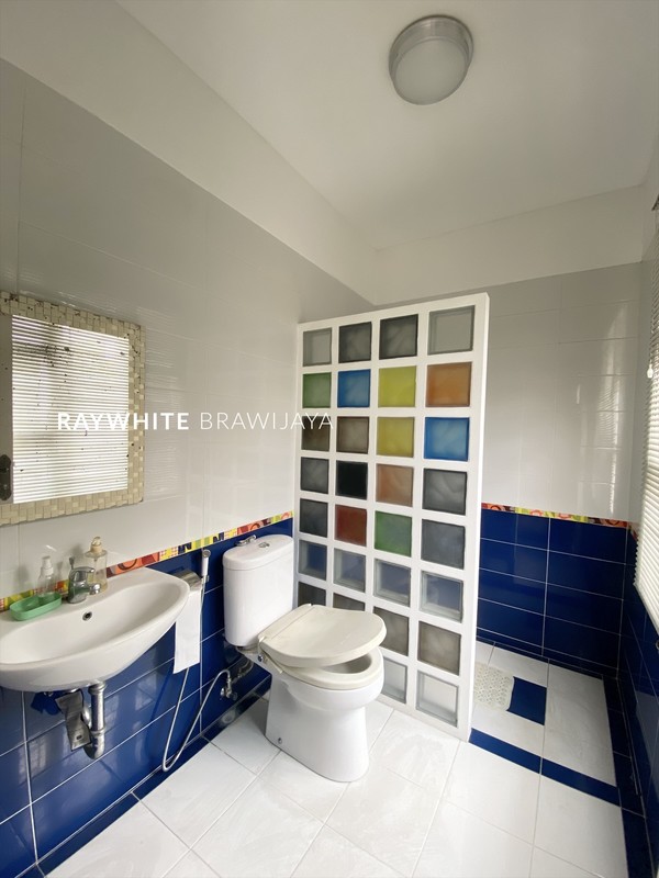 Rumah Siap Huni Bangunan 3 Lantai Lokasi Strategis Area Pondok Indah