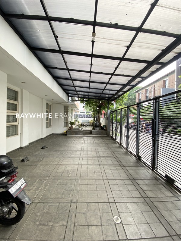 Rumah Siap Huni Bangunan 3 Lantai Lokasi Strategis Area Pondok Indah