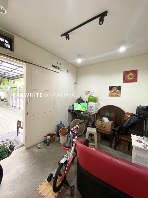 Rumah Siap Huni Bangunan 3 Lantai Lokasi Strategis Area Pondok Indah