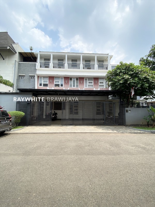 Rumah Siap Huni Bangunan 3 Lantai Lokasi Strategis Area Pondok Indah