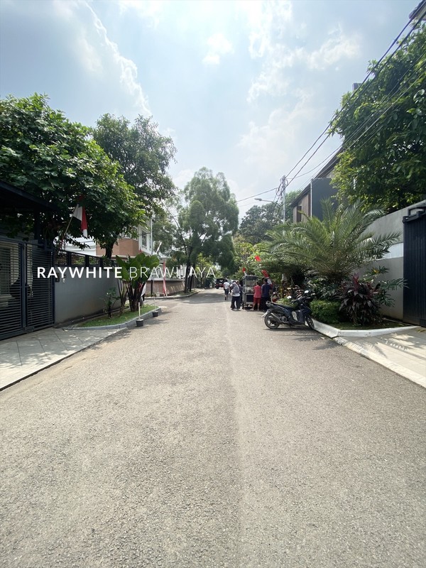 Rumah Siap Huni Bangunan 3 Lantai Lokasi Strategis Area Pondok Indah