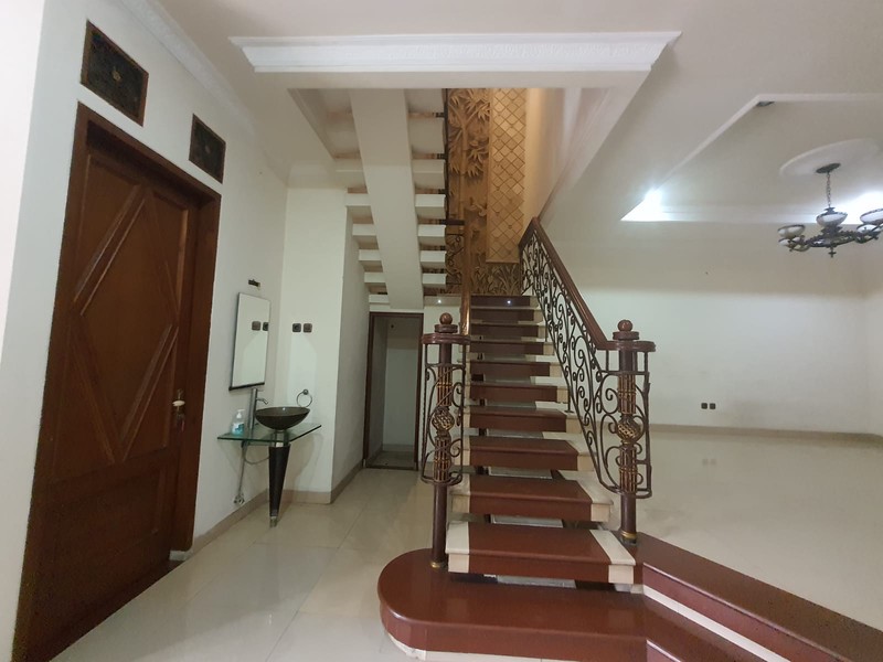 Rumah 2,5 Lantai, Siap Huni, Lok.Strategis, Di Tebet