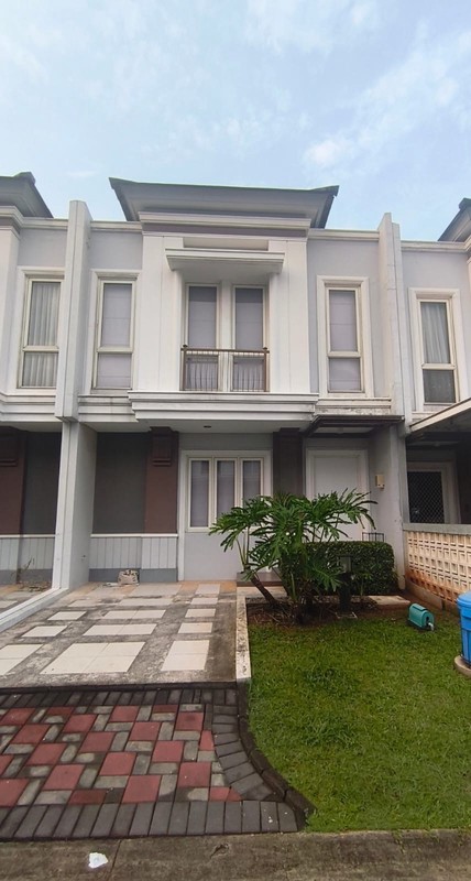 Rumah Bagus Semi Furnished Dekat Tol BSD