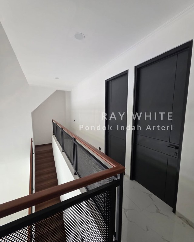 Rumah  New Renovasi Taman Edelweis BSD City 