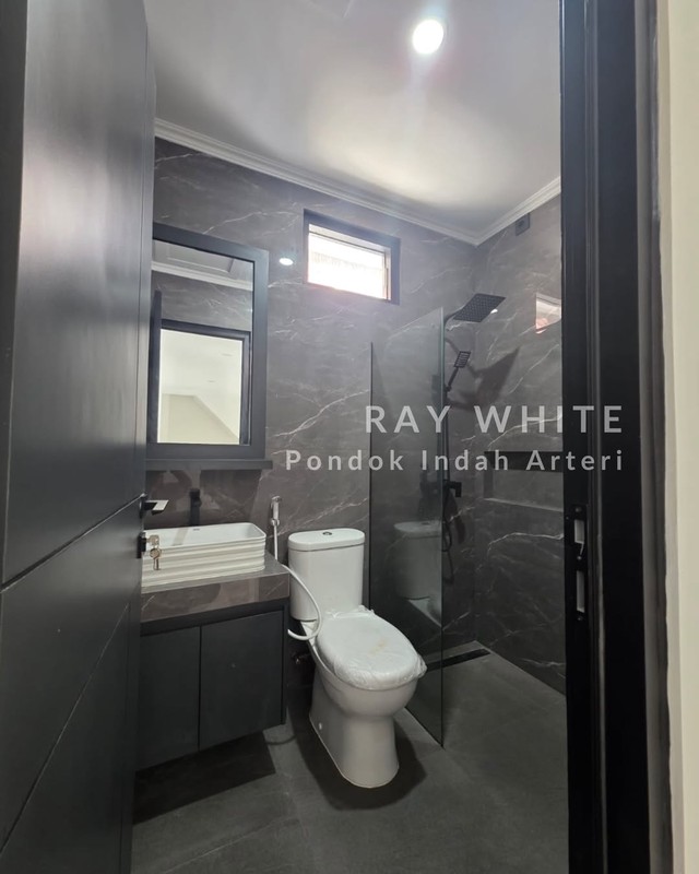 Rumah  New Renovasi Taman Edelweis BSD City 