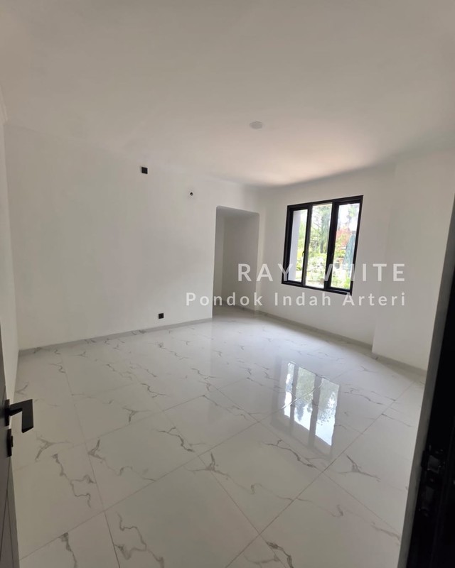 Rumah  New Renovasi Taman Edelweis BSD City 