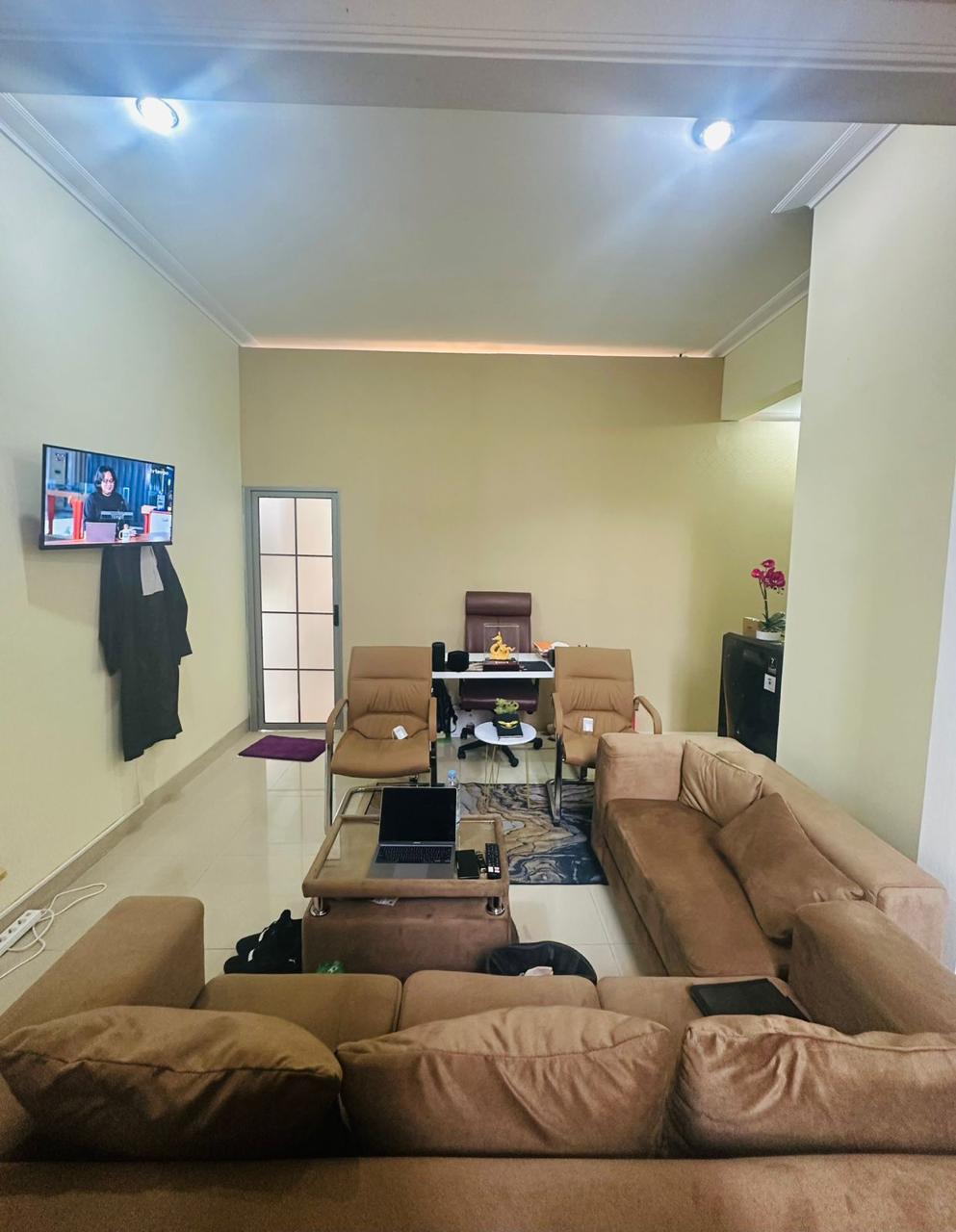 RUMAH CANTIK LES BELLES DI HOEK