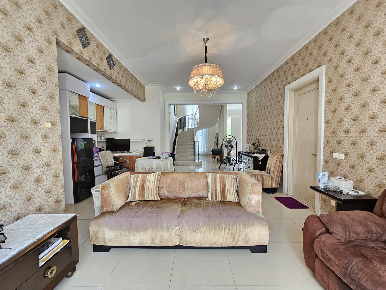 RUMAH CANTIK LES BELLES DI HOEK