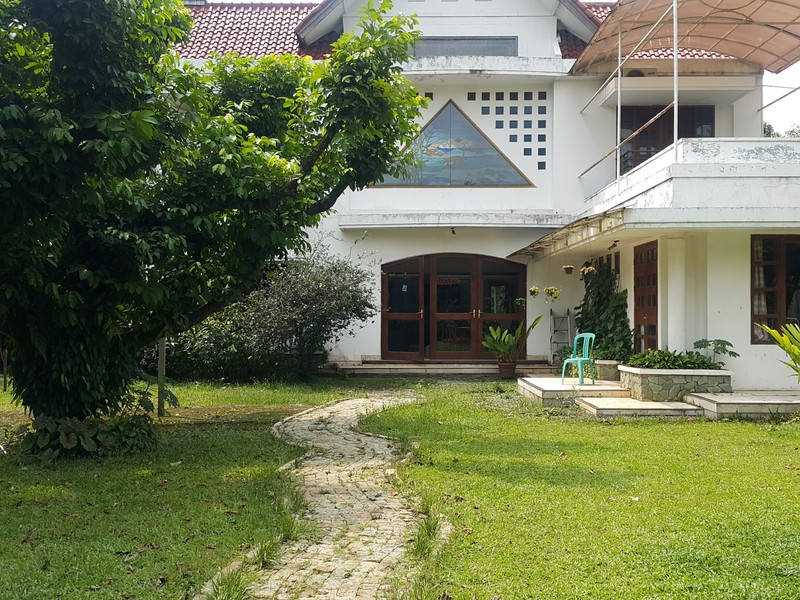 Rare Item! Rumah Premium 2 Lantai di Jakarta Selatan - Tanah 1.910m² - Parkir 8 Mobil.