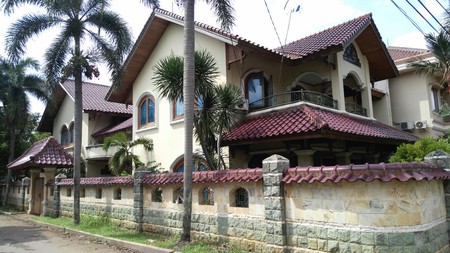 Rumah Bangunan kokoh, Asri Halaman luas di Depok