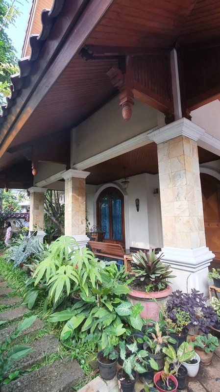Rumah Bangunan kokoh, Asri Halaman luas di Depok