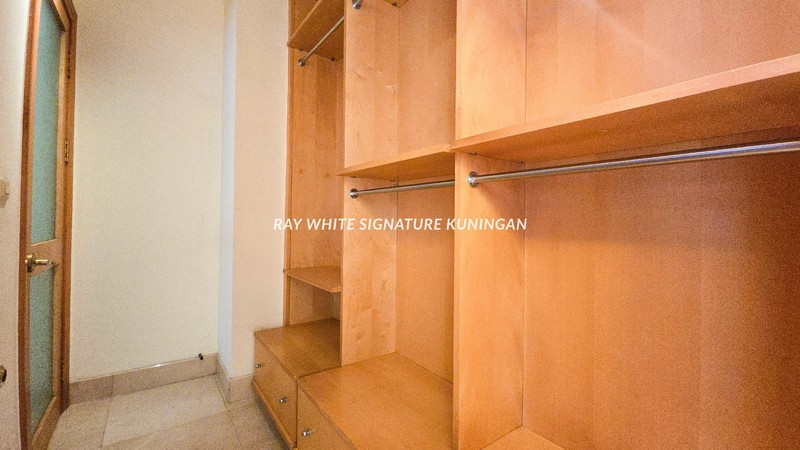 Apartemen Airlangga Ritz Carlton Mega Kuningan 4 BR Semi Furnished 