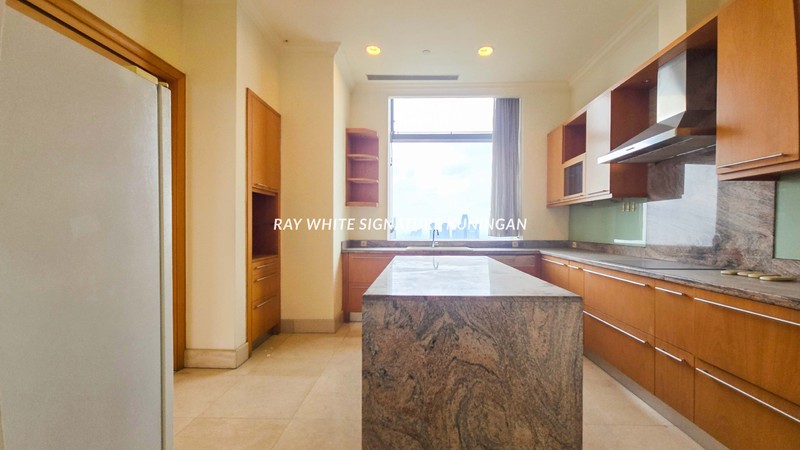 Apartemen Airlangga Ritz Carlton Mega Kuningan 4 BR Semi Furnished 