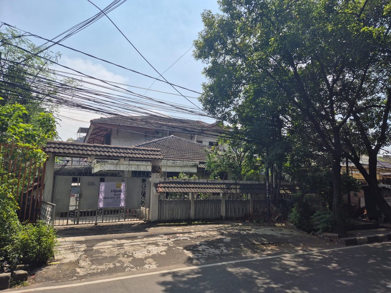 Rumah Tua Hitung Tanah Pinggir Jalan Raya di Tomang Jakarta Barat